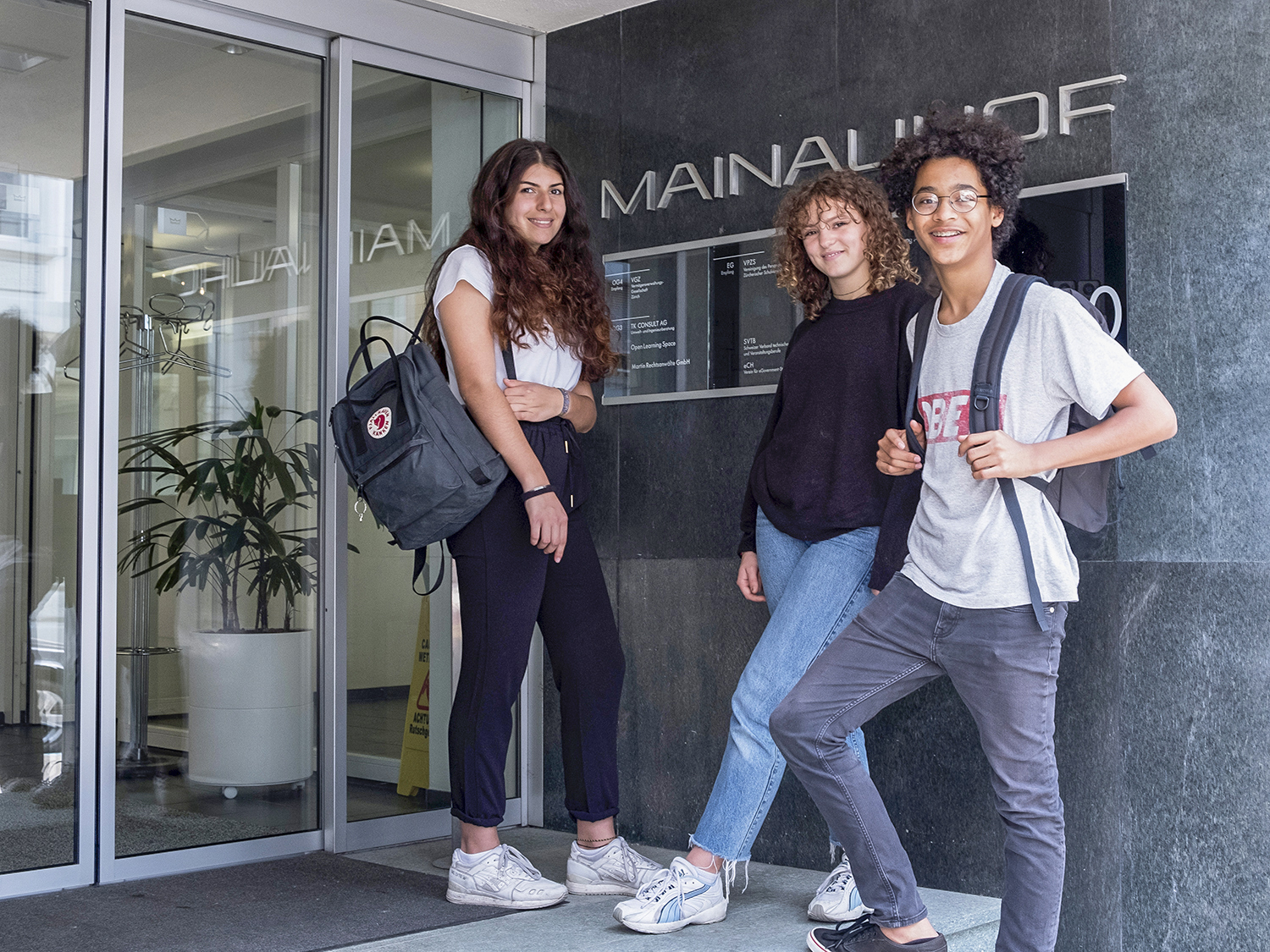 Students entering Building Zurich